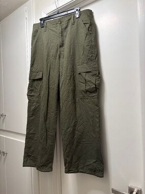 Levi’s “94 Baggy” olive green cargo pants - size 31/30